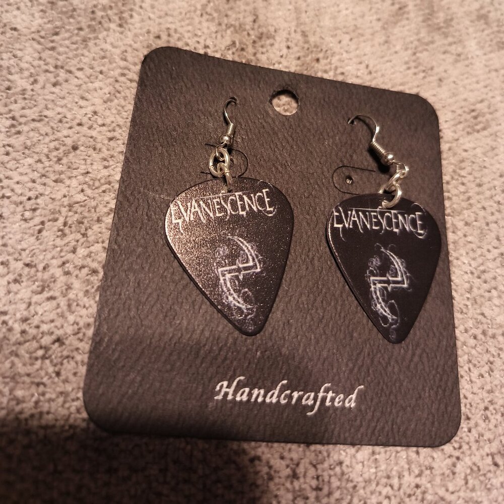 EVANESCENCE GUITAR PICK EARRINGS - NECKLACE SET